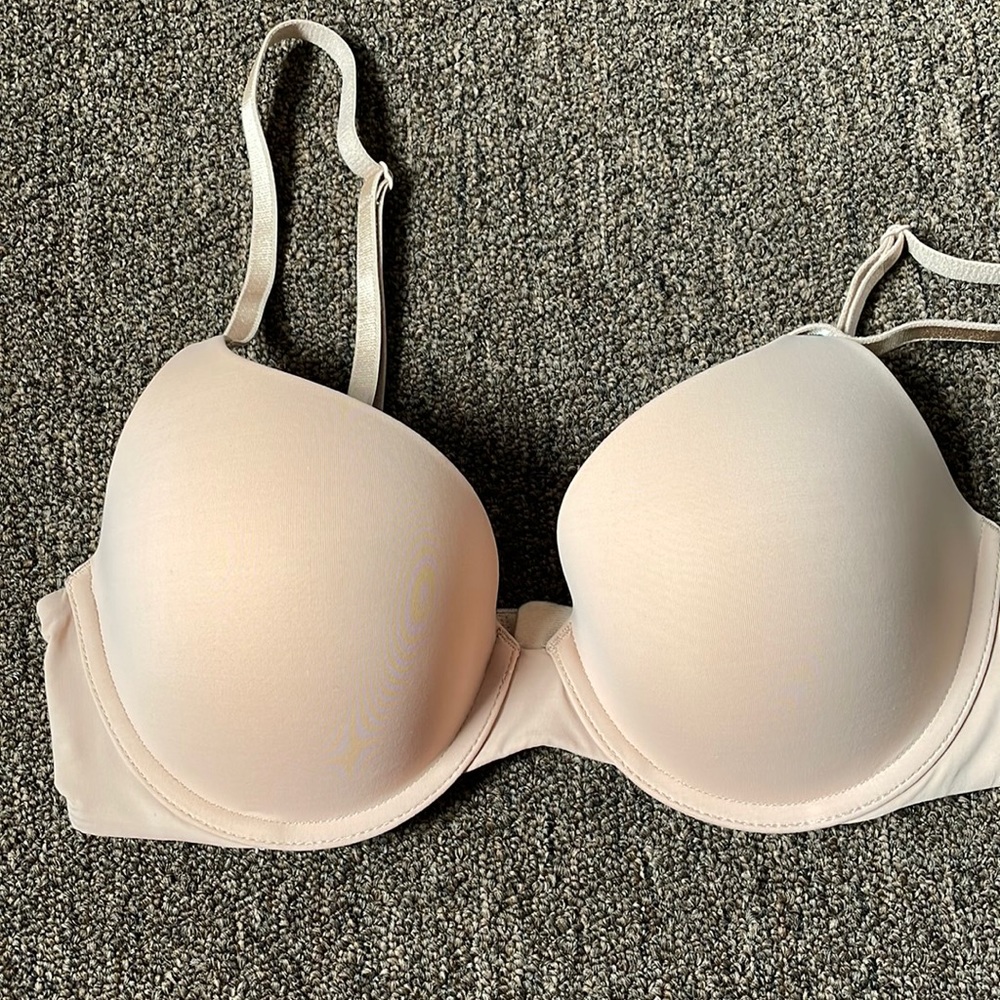 Victoria’s Secret BNWT t-shirt full coverage push-up size 34C bra. Beige